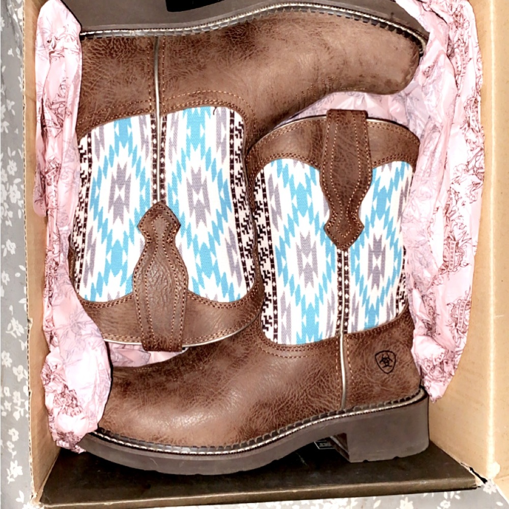 Ariat boots, size 7 in womens. Only been worn once - Picture 1 of 3